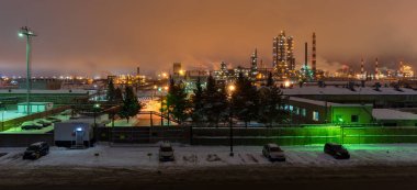 Çevre kirliliği üzerine petrol rafinerisi gecesi