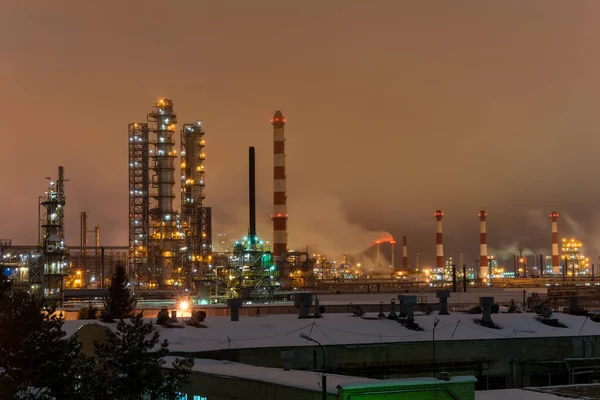 Çevre kirliliği üzerine petrol rafinerisi gecesi