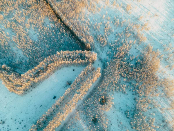 Kar yağışından sonra şehrin dışında dondurucu bir sabah.