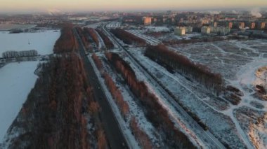 Karlı bir sabahtan sonra Karayolu manzarası