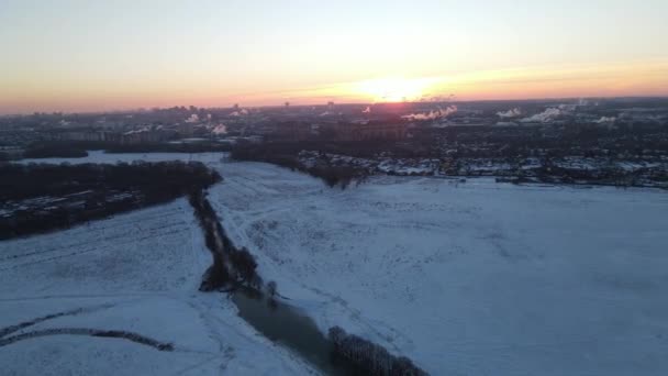 Άποψη Του Ποταμού Παγωμένο Πρωί Μετά Από Χιονόπτωση — Αρχείο Βίντεο