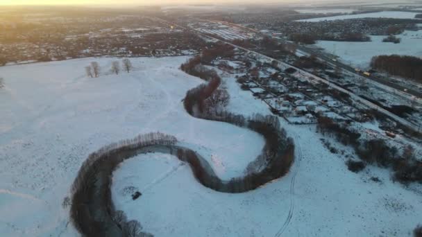 Widok Rzekę Mroźny Poranek Poza Miastem Opadach Śniegu — Wideo stockowe