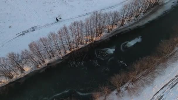 Vista Del Río Mañana Helada Fuera Ciudad Después Una Nevada — Vídeo de stock