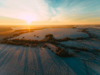 Ormanın üzerinde sisli şafak