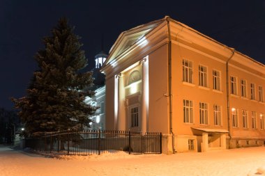 Kış gecesi kar yağdıktan sonra şehrin dış görünüşü