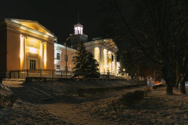 Kış gecesi kar yağdıktan sonra şehrin dış görünüşü