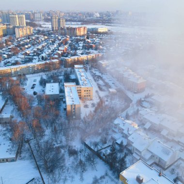 Kar yağışı sonrası soğuk bir günde şehir manzarası