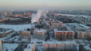 Kar yağdıktan sonraki sabah şehrin soğuk manzarası.