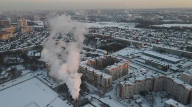 Kar yağdıktan sonraki sabah şehrin soğuk manzarası.
