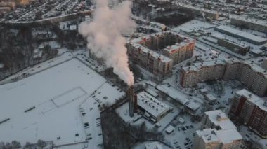Kar yağdıktan sonraki sabah şehrin soğuk manzarası.