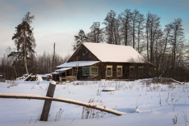 Kar yağdıktan sonra şehrin dışında dondurucu bir sabah
