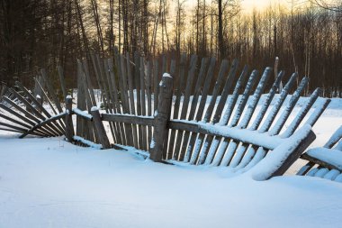 Kar yağdıktan sonra sabah şehir dışında.