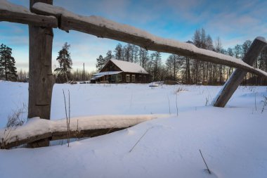 Kar yağdıktan sonra sabah şehir dışında.