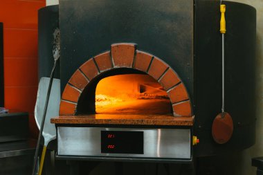 Açık ateşte pişirmek için karıştırılmış fırın.