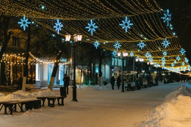 Kar yağdıktan sonra şehrin üzerindeki sokak manzarası