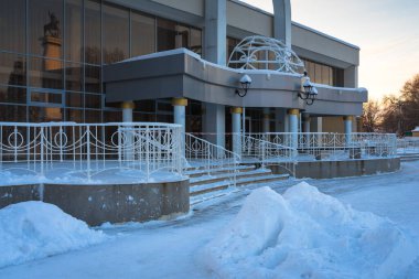 Şehirdeki inşaat gününün dış görünüşü