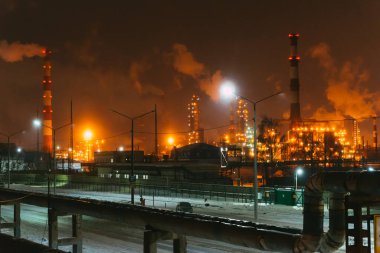 Kar yağdıktan sonra şehrin üzerindeki sokak manzarası