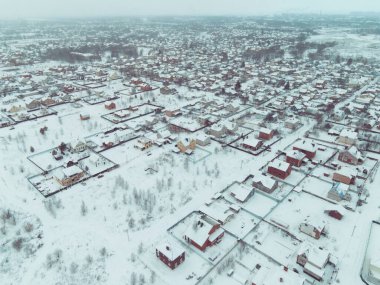 Bulutlu bir kış gününde şehrin hava manzarası