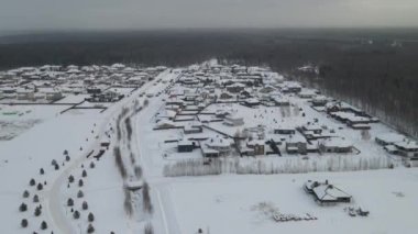 Kar yağışı sonrası şehrin hava manzarası bulutlu bir sabah
