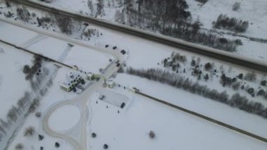 Kar yağışı sonrası şehrin hava manzarası bulutlu bir sabah