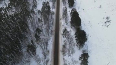Kar yağışı sonrası şehrin hava manzarası bulutlu bir sabah