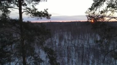 Bir kar yağışı sonrası şehrin dışındaki bulutlu hava manzarası