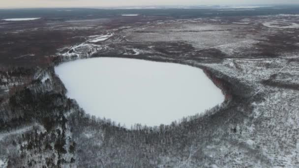 Kar Yağışı Sonrası Şehir Dışında Göl Manzarası Bulutlu Bir Sabah — Stok video