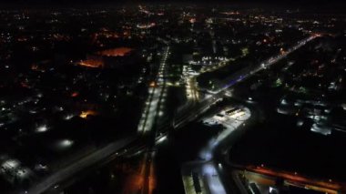 Şehrin üzerindeki sokak manzaralı gece