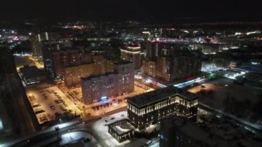 Şehrin üzerindeki sokak manzaralı gece
