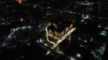 Şehrin üzerindeki sokak manzaralı gece