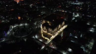 Şehrin üzerindeki sokak manzaralı gece