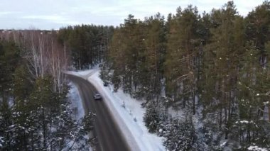 Kar yağışı sonrası şehrin dışındaki bir günün havadan görüntüsü