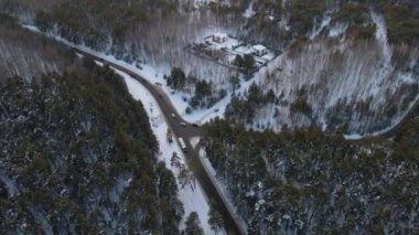 Kar yağışı sonrası şehrin dışındaki bir günün havadan görüntüsü
