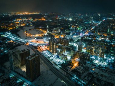 Gece şehrin sokak ışıkları, hava manzarası.