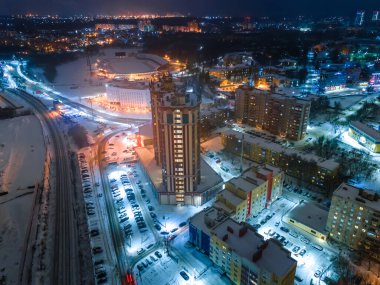 Gece şehrin sokak ışıkları, hava manzarası.