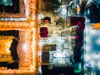 Gece şehrin sokak ışıkları, hava manzarası.