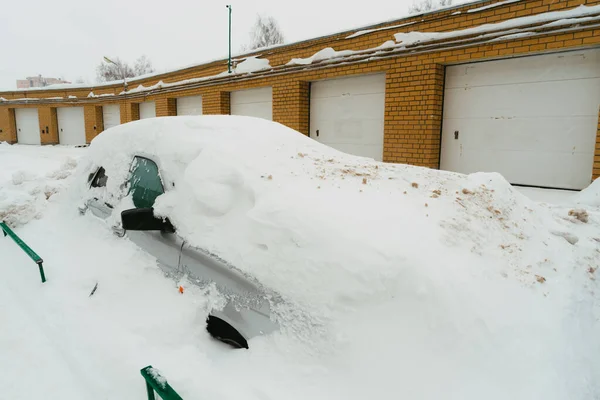 Coche Día Nieve Sobre Ciudad Después Una Nevada — Foto de Stock