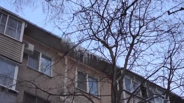 Remoção Neve Icicles Telhado Dia Sobre Cidade — Vídeo de Stock
