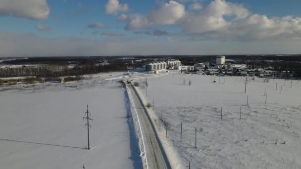 Molino Alimentación Vista Aérea Día Fuera Ciudad Después Una Nevada — Vídeo de stock