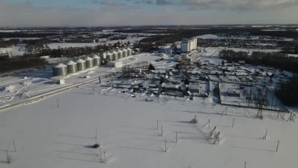 Voedermolen Luchtfoto Van Een Dag Buiten Stad Een Sneeuwval — Stockvideo