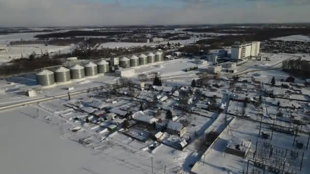 Molino Alimentación Vista Aérea Día Fuera Ciudad Después Una Nevada — Vídeo de stock