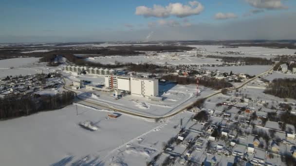 Molino Alimentación Vista Aérea Día Fuera Ciudad Después Una Nevada — Vídeos de Stock