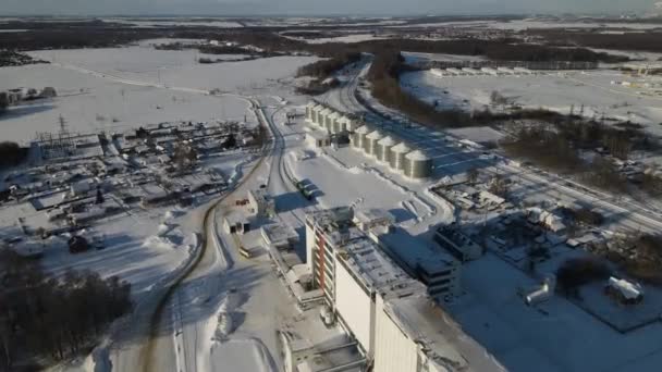 Voedermolen Luchtfoto Van Een Dag Buiten Stad Een Sneeuwval — Stockvideo