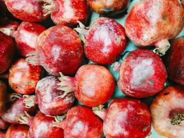 Süpermarkette olgun kırmızı nar.