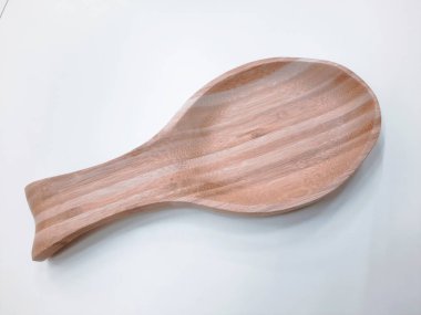 Beyaz arka planda tahta kaşık