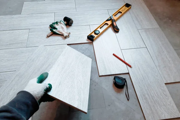地面瓷砖铺装的整理工程 — 图库照片