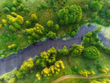 Nehrin havadan görünüşü Güzel bir yaz sabahı şehirde