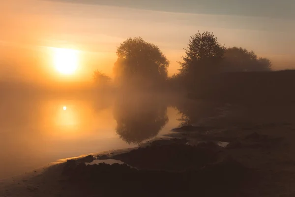 Nebelige Morgendämmerung Über Dem Fluss Wunderbarer Morgen Außerhalb Der Stadt — Stockfoto