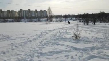 Şehrin üzerindeki kış günü halk parkının hava manzarası.