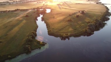 Nehir kıyısının havadan görüntüsü. Yaz sabahı şehir dışında.